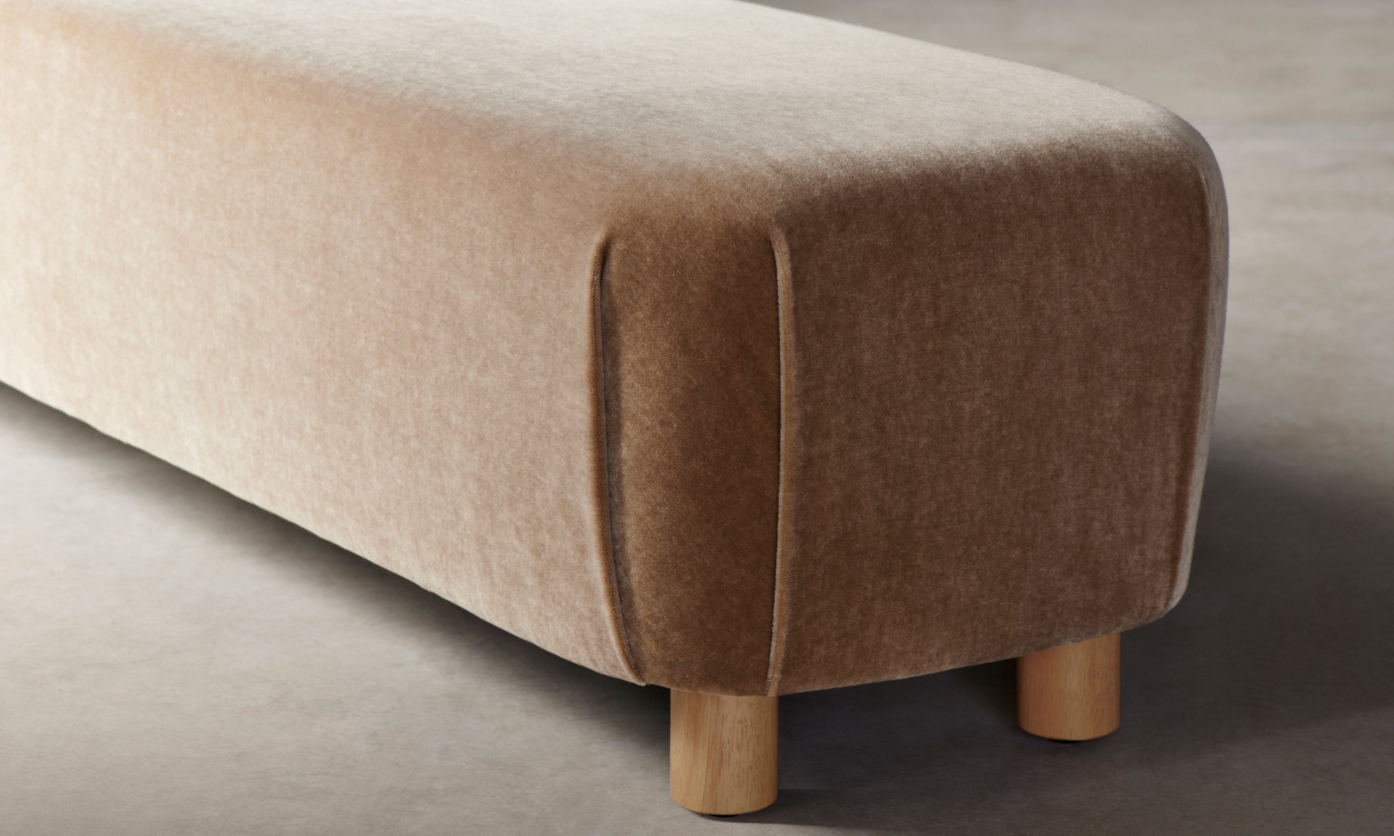 perry bench in beige mohair with wooden legs, close up